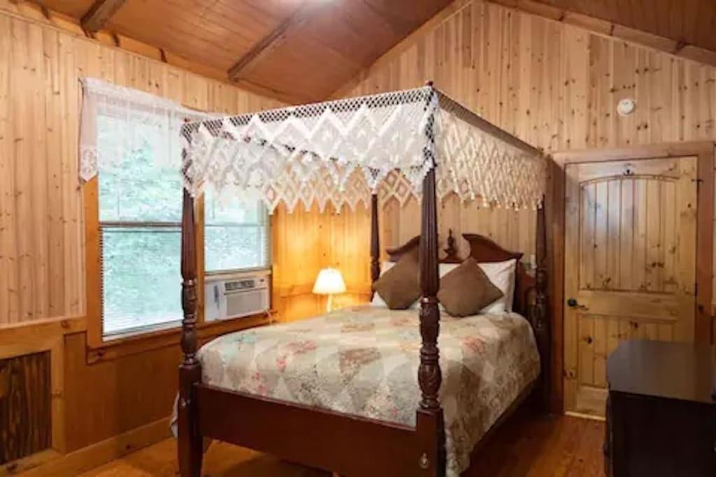 Cozy Cabin: River View With Hot Tub Dahlonega Exterior photo
